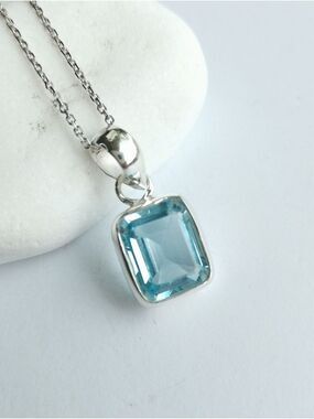 Emerald cut blue topaz pendant Necklace 🆕